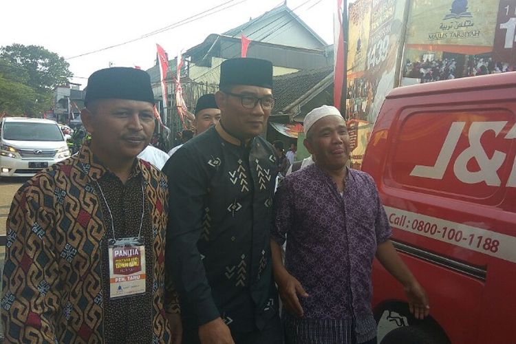 Walikota Bandung Ridwan Kamil saat akan menghadiri acara Muharam di Majelis Tarbiyah Wanaraja Garut, Rabu (20/09/2017)