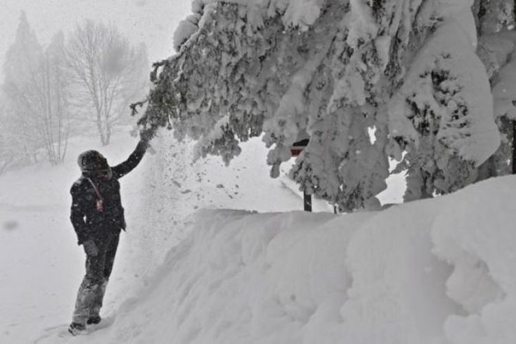 Salju lebat menghantam Casaglia, Italia, pada Selasa (27/2/2018). (EPA via BBC)