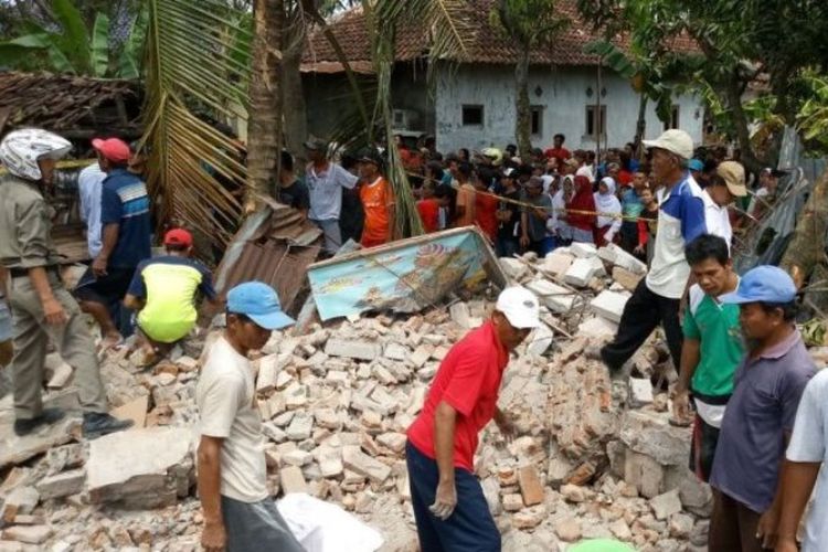 Warga sedang mencari korban yang belum ditemukan di Sanggar Kesenian Wayang Kulit Hidayat Jati di Desa Gegesik Wetan, Kecamatan Gegesik, Kabupaten Cirebon, Senin (16/4/2018). 