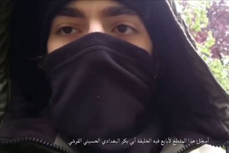 Tangkapan gambar yang diambil dari video yang dirilis pada Minggu (13/5/2018) oleh Amaq, media propaganda kelompok Negara Islam. Video tersebut diklaim sebagai Khamzat Azimov, pelaku teror penikaman di Paris, Perancis, Sabtu (12/5/2018) malam. (AFP/Amaq)