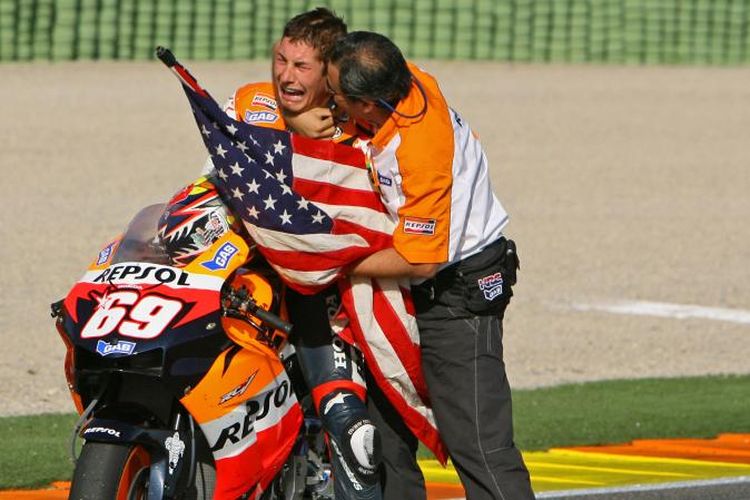 Potret Nicky Hayden semasa hidup. Foto ini menggambarkan saat Hayden menangis haru usai memastikan gealr juara dunia MotoGP di Sirkuti Valencia pada tahn 2006.