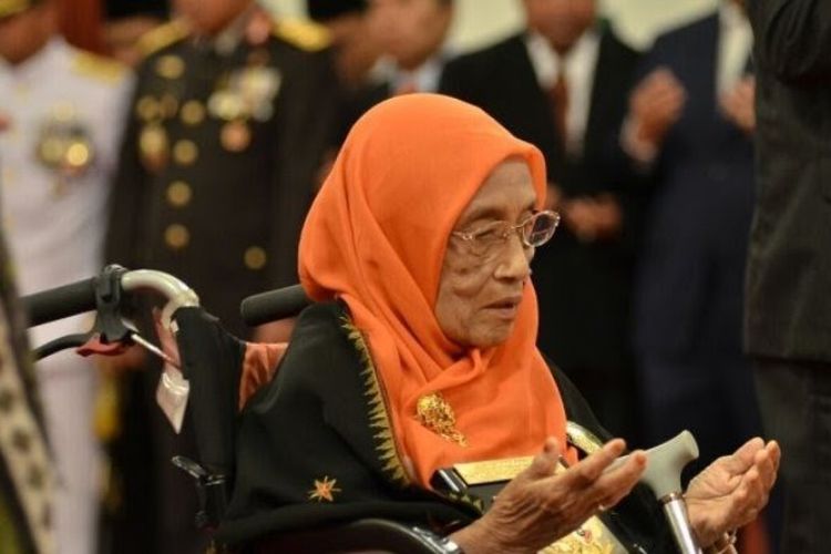 Yang Mulia Sultanah Teungku Putroe Safiatuddin Cahya Nur Alam, pewaris utama Kesultanan Aceh, meninggal dunia pada usia 86 tahun, Rabu (6/6/2018). Jenazahnya dibawa ke Aceh dan dikebumikan di kompleks makam Sultan Aceh Darussalam yang berada di samping Pendopo Gubernur Aceh di Banda Aceh.