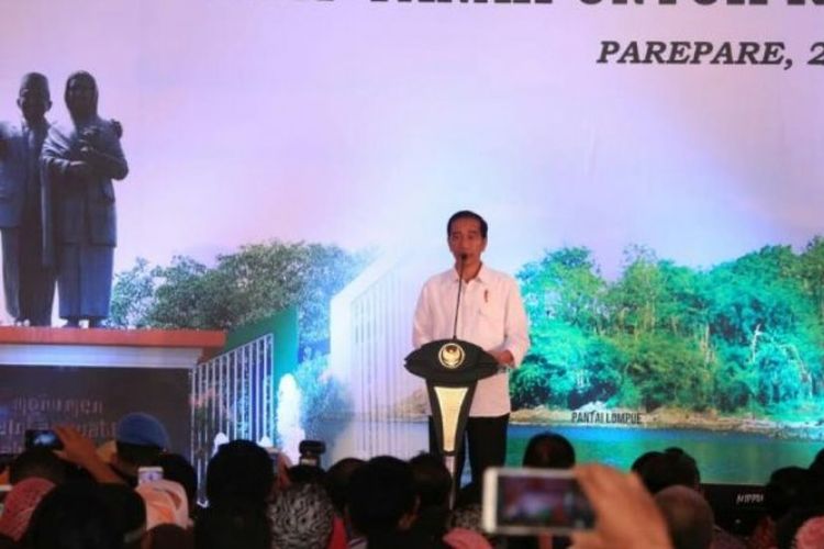 Presiden RI Joko Widodo kembali bermain tebak-tebakan nama ikan disela acara penyerahan sertifikat Prona di Lapangan Andi Makassau, Kota Parepare, Sulawesi Selatan, Senin (2/7/2018). 