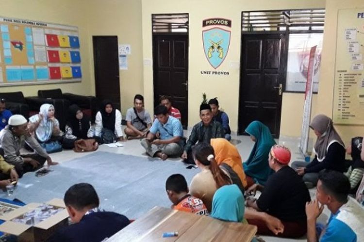 Polsek Binuang mengumpulkan keluarga dari kedua remaja yang menikah sehari sebelumnya di Mapolsek Binuang, Sabtu (14/7/2018). 