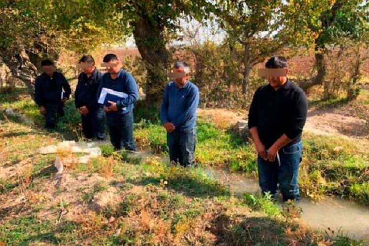 Foto para petani yang direndam di saluran air karena dianggap gagal memberikan panen gandum yang diharapkan tersebar luas di media sosial Uzbekistan.