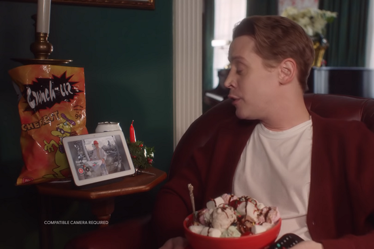 Aktor Macaulay Culkin yang memerankan Kevin McCallister di film Home Alone, saat mengoperasikan Google Assistant di iklan terbaru Google Assistant