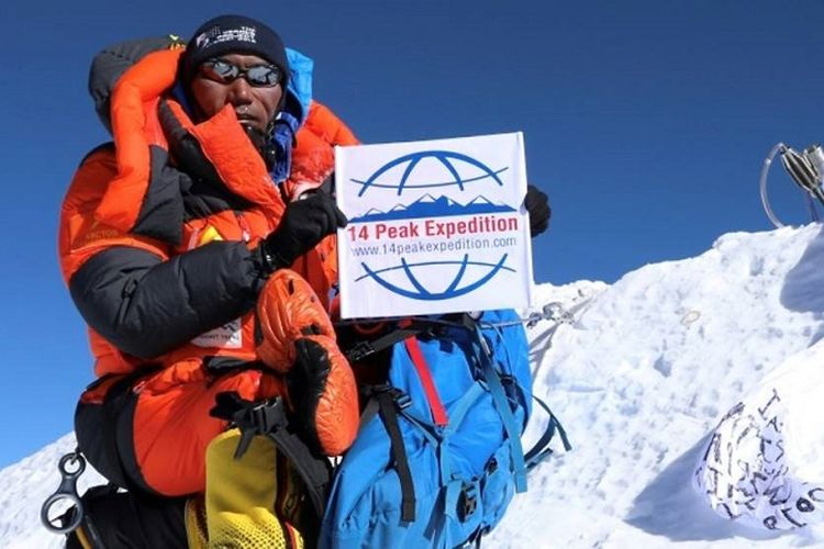Pendaki gunung asal Nepal Kami Rita Sherpa berpose di puncak Gunung Everest pada 15 Mei 2019. (AFP/Seven Summit Treks)