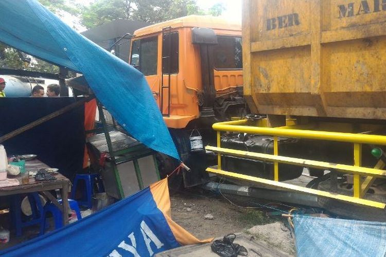 Sebuah truk sampah milik PD Kebersihan Kota Bandung menyeruduk warung gudeg di Jalan Surapati, Kota Bandung, Jumat (14/7/2017) pagi. 