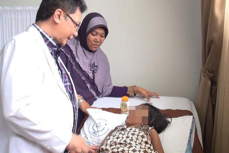 dr Heru Noviat Spa, sedang memeriksa pasien Talasemia di Sentra Talasemia RSUZA Banda Aceh.
