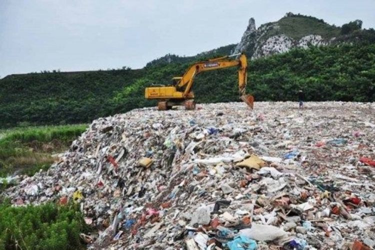 Beginilah tumpukan sampah di salah satu pulau di Danau Tai, Jiangxu, China.