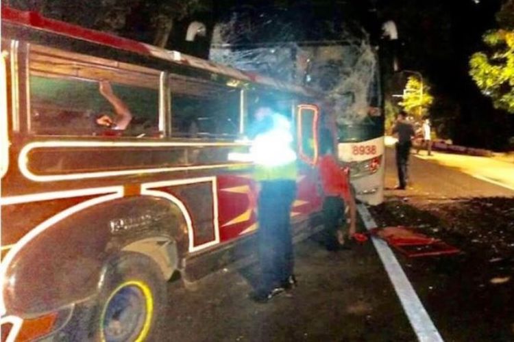 Polisi tengah melakukan investigasi kecelakaan bus di Agoo, Filipina (25/12/2017). Kecelakaan bus yang membawa para peziarah Katolik itu menewaskan 20 orang, dan melukai 10 orang penumpang lainnya.