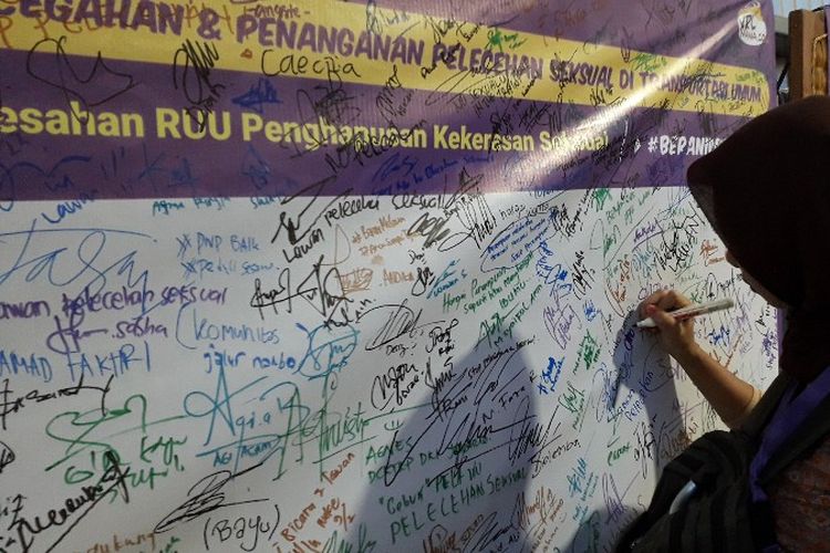 Penumpang Kereta Rel Listrik (KRL) menandatangani petisi anti pelecehan seksual di stasiun Tanah Abang, Jakarta Pusat, Jumat (9/2/2018)