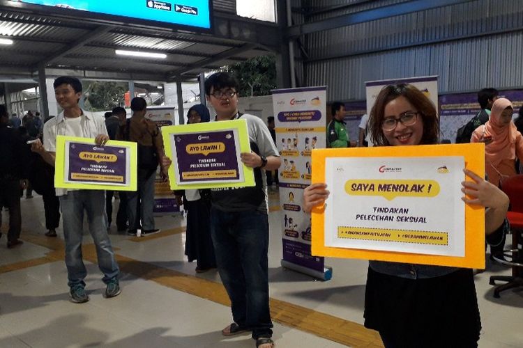 Kampanye Komuter Pintar Peduli Sekitar untuk mencegah pelecehan di Kereta Rel Listrik (KRL) di Stasiun Tanah Abang, Jakarta Barat pada Jumat (9/2/2018).