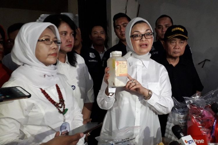 BPOM menyita pabrik yang dijadikan tempat produksi kosmetik ilegal di Jalan Jelambar Utama Raya, Jelambar, Grogol Petamburan, Jakarta Barat pada Kamis (15/2/2018).