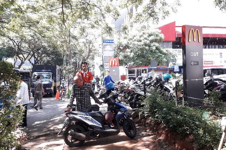 Motor Bang Botak penjual minuman disamping McDonalds Kembangan, Jakarta Barat dikempesi Satpol PP karena memarkirkan kendaraanya di trotoar pada Jumat (2/3/2018).