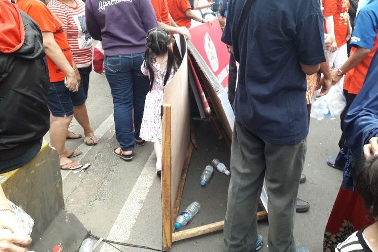 Pembatas jalan milik penyelenggara Karnaval Cap Go Meh Glodok, Jakarta Barat rusak akibat pengunjung yang membludak pada Minggu (4/3/2018).