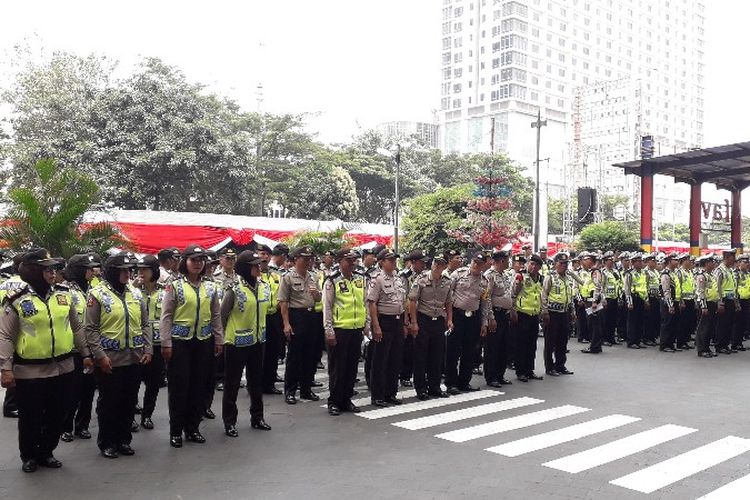 Petugas keamanan gabungan bersiap untuk menjaga acara Karnaval Cap Go Meh di Glodok, Jakarta Barat pada Minggu (4/3/2018).