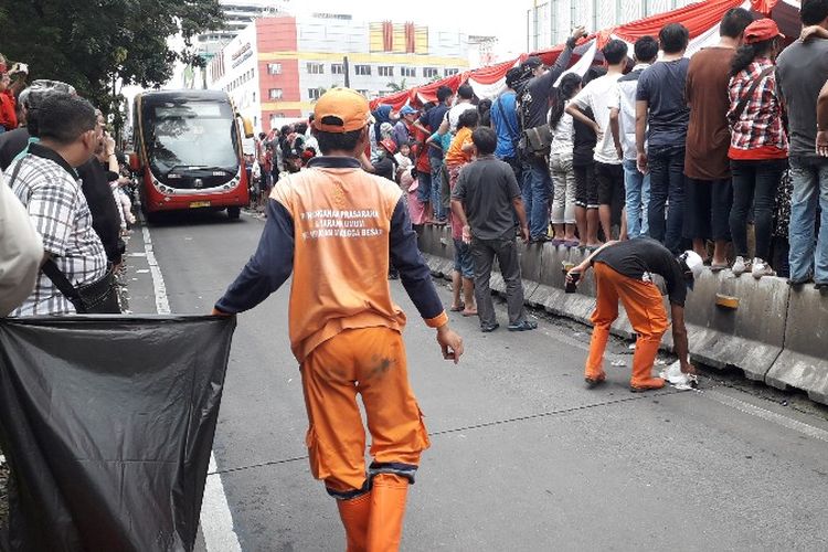 Petugas PPSU memunguti sampah kemasan makanan dan minuman dalam acara Karnaval Cap Go Meh Glodok, Jakarta Barat pada Minggu (4/3/2018).