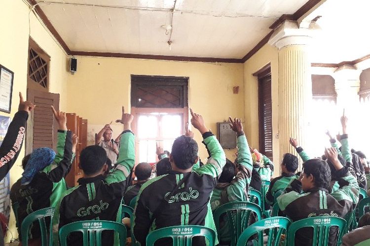 31 pengendara ojek online berkumpul untuk membacakan ikrar mencegah aksi persekusi di Palmerah, Jakarta Barat pada Selasa (6/3/2018).