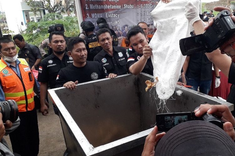 Pemusnahan 1,3 ton ganja di Garbage Plant Sanitaion Angkasa Pura II, Cengkareng, Tangerang pada Kamis (8/3/2018). 