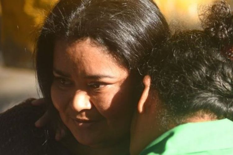 Maira Figueroa dipeluk ibunya saat ddibebaskan dari penjara. (AFP via BBC)