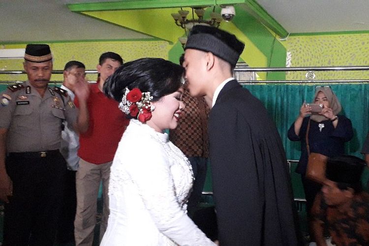 Andriyansah (20) tersangka kepemilikan narkona menikahi Azikah (20) kekasihnya di Mapolsek Tamansari, Jakarta Barat pada Senin (26/3/2018). 