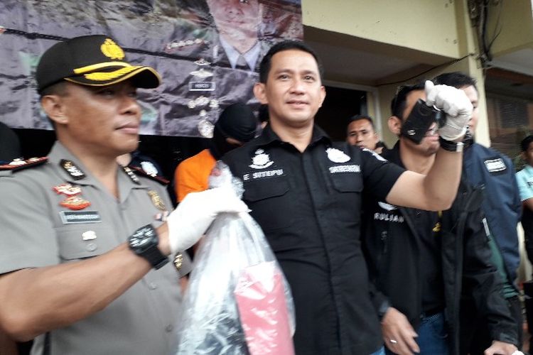 Polosi mengungkap kasus pembunuhan bermodus kecelakaan lalu lintas di Mapolsek Metro Jakarta Barat pada Rabu (25/4/2018).