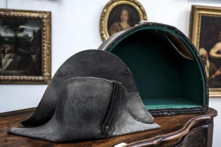 Topi milik Kaisar Pertama Perancis Napoleon Bonaparte. Foto ini diambil pada Kamis (14/6/2018) di Lyon, Perancis. (AFP/Jean-Philippe)