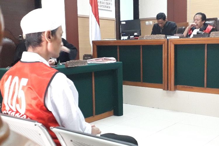 Terdakwa dugaan perakit senjata api dan peledak Ahmad Rizki Amrillah (44) menjalani sidang pertama dengan agenda bacaan dakwaan oleh Jaksa Penuntut Umum (JPU) di Ruang Sidang 6, Pengadilan Negeri Tangerang pada Senin (27/8/2019). 