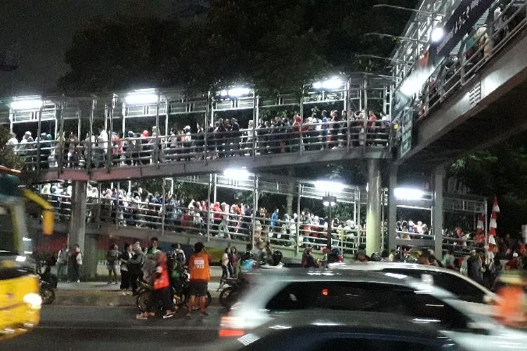 Antrian mengular di Jembatan Penyebrangan Orang (JPO) Gelora Bung Karno, Senayan, Jakarta Pusat pada Sabtu (1/9/2018).