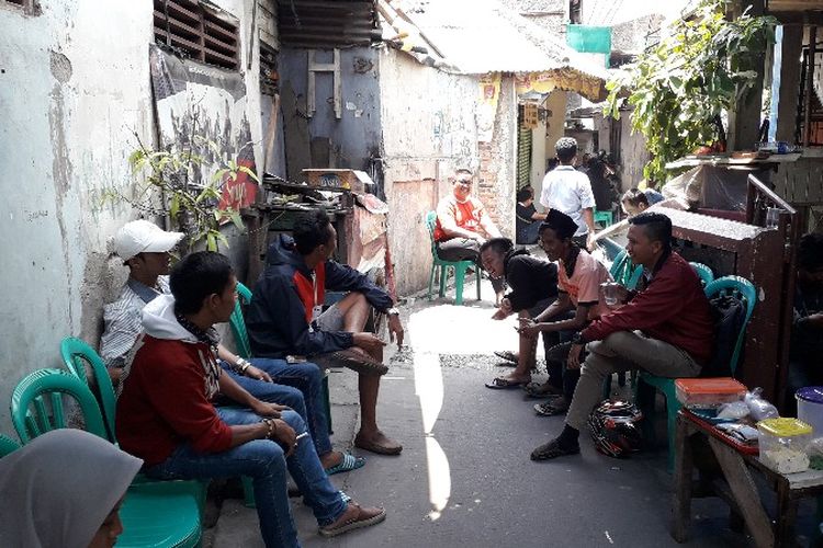 Sejumlah Jakmania atau suporter Persija Jakarta menyambangi rumah duka Haringga Sirla yang tewas di Jalan Bangun Nusa RT 13 RW 03 Cengkareng Timur, Cengkareng, Jakarta Barat pada Senin (24/9/2018). Haringga tewas jelang laga Persija VS Persib di Stadion Bandung Lautan Api pada Minggu (23/9/2018).