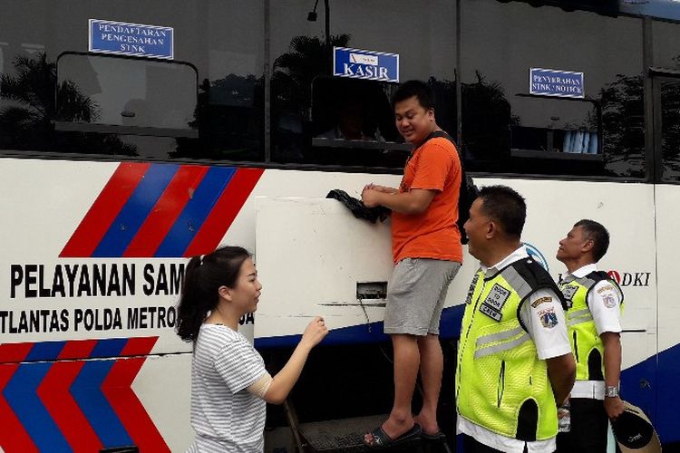Samsat Jakarta Barat menggelar razia pengesahan STNK di Jalan Puri Indah, Kembangan pada Rabu (28/11/2018) dan menyediakan mobil Samsat Mobile. 