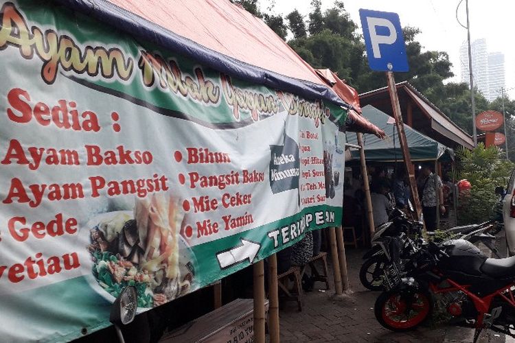 Pedagang Kaki Lima (PKL) di Jalan Puri Kencana, Kembangan Selatan, Kembangan, Jakarta Barat pada Senin (3/12/2018)