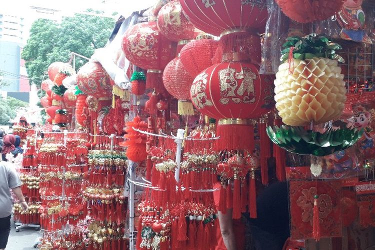 Pedagang musiman Hari Raya Imlek mulai padati kawasan Pecinan, Jalan Pancoran Raya, Glodok, Tamansari, Jakarta Barat pada Selasa (29/1/2019).