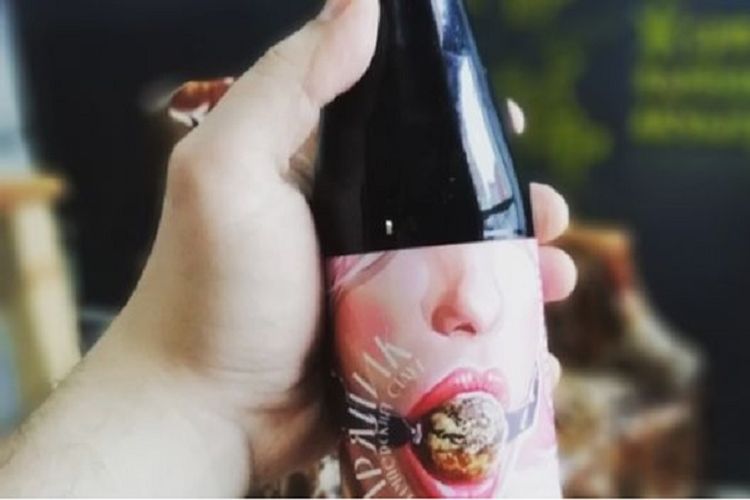 Inilah gambar yang terpasang di sebuah botol bir buatan sebuah pabrik di Siberia yang dianggap tak senonoh dan menyerang perempuan.
