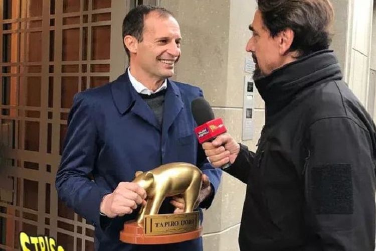 Massimiliano Allegri mendapat patung tapir emas atau Tapiro dOro dari acara berita satir, Striscia la Notizia, Jumat (17/5/2019). 