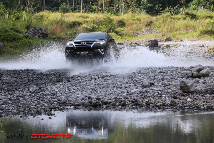 Uji ketangguhan Toyota Fortuner di Kali Kuning Merapi