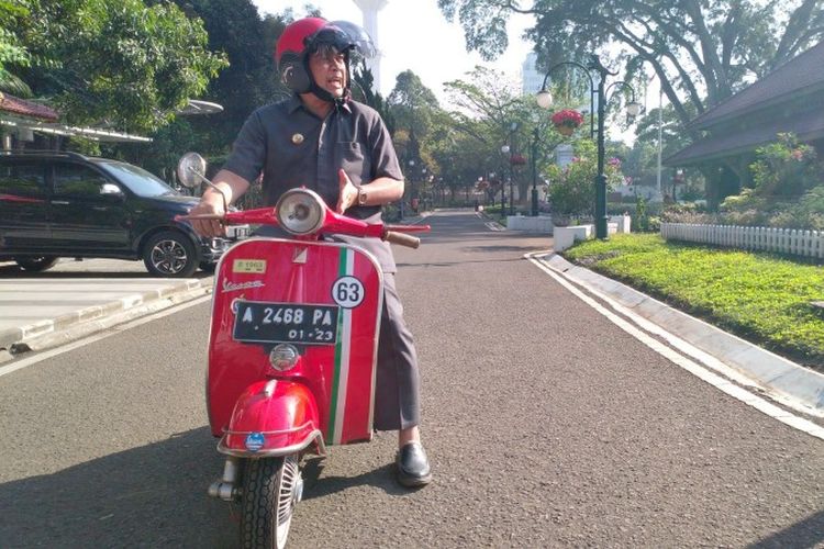 Wali Kota Bandung Oded M Danial mengendari vespa