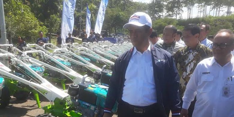 Menteri Pertanian Andi Amran Sulaiman mengecek kondisi 1000 traktor yang akan diserahkan ke petani di Bandung Barat.