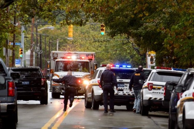 Tim tanggap darurat polisi merespons insiden penembakan sinagoge Tree of Life di Squirrel Hill, Pittsburgh, Pennsylvani, Amerika Serikat, pada Sabtu (27/10/2018). (AFP/Jeff Swensen)