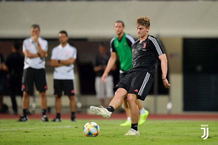 Matthijs de Ligt berlatih di Stadion Nasional Singapura jelang laga Juventus vs Atalanta dalam ICC 2019, 20 Juli 2019. 