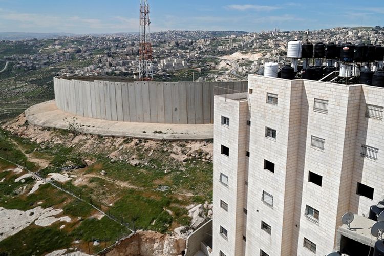 Foto yang menunjukkan pagar kontroversial yang memisahkan wilayah Abu Dis di Tepi Barat dengan Yerusalem Timur.
