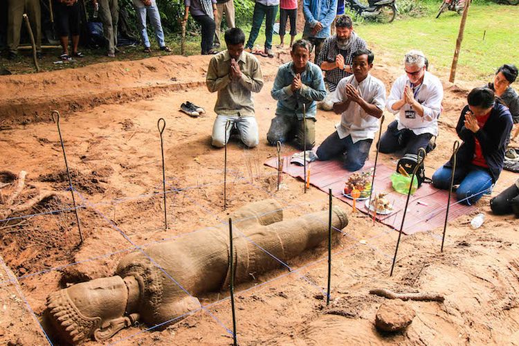 Patung penjaga yang ditemukan di Angkor Wat
