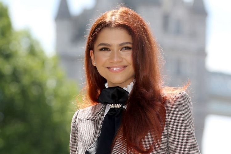 Aktris Zendaya berpose pada acara promo film Spider-Man: Far From Home di Tower of London, dengan latar belakang Tower Bridge di London, pada 17 Juni 2019.