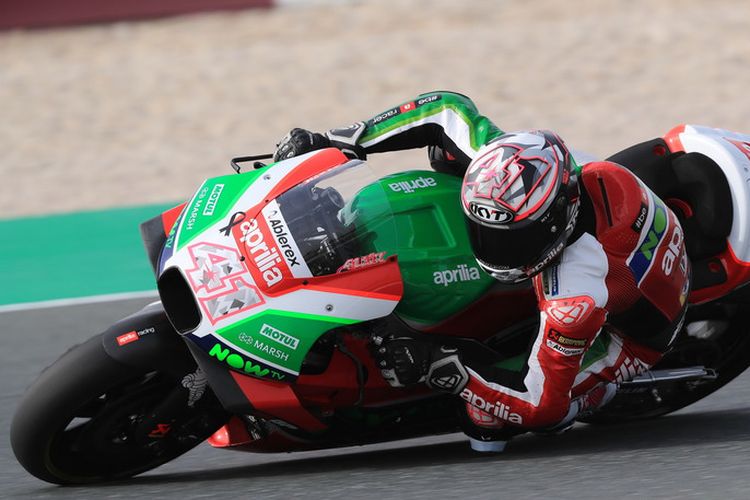 Pebalap MotoGP Aleix Espargaro (Aprilia Racing Team Gresini)  menggunakan helm KYT.
