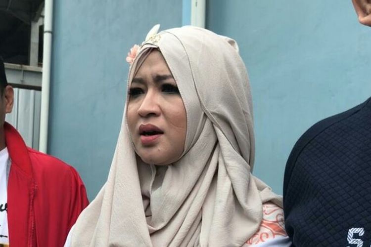 Artis peran Okie Agustina ditemui usai tampil di salah satu acara stasiun televisi swasta di kawasan Mampang, Jakarta Selatan, Kamis (7/3/2019).