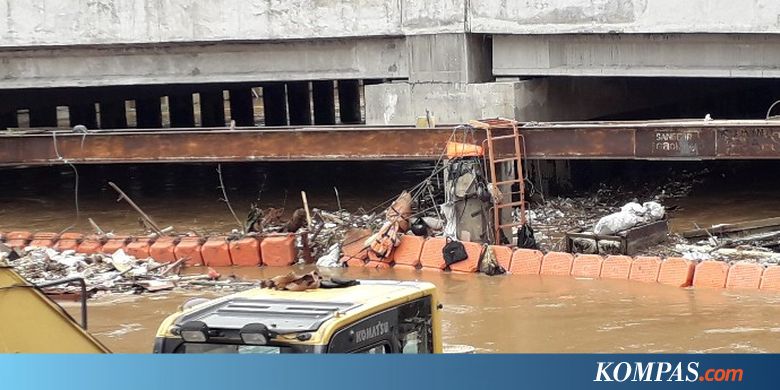 Perjuangan Petugas Angkat Sampah Banjir di Depan Mal Season City