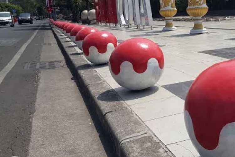 Bola-bola pengaman pedestrian di Surabaya dicat merah putih menyambut Hari Peringatan Kemerdekaan RI pada Selasa (31/7/2018).