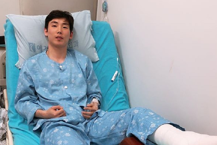 Pebulu tangkis tunggal putra Korea Selatan, Son Wan-ho, selepas menjalani operasi tendon achilles kaki kirinya.