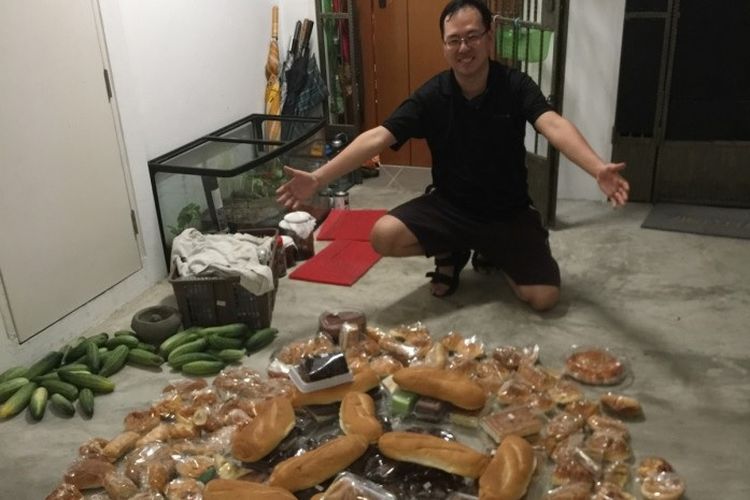 Daniel Tay (38) menunjukkan bahan makanan yang diperolehnya setelah mengaduk-aduk tempat sampah di Singapura. Dengan gaya hidup ini, Daniel hanya membutuhkan uang sekitar Rp 114.000 setahun untuk membeli makanan.